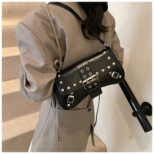 Gros plan du sac punk noir orné de rivets métalliques et d'une grande boucle argentée