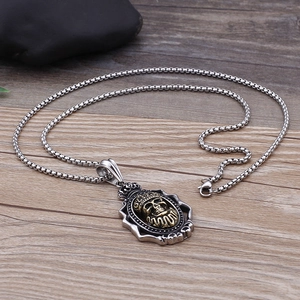 Dettaglio del ciondolo a teschio hip hop con corona d'oro su collana a catena argento