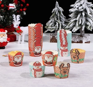 Detailansicht der festlichen Muffinförmchen mit Weihnachtsmann, Rentier und Schneemann