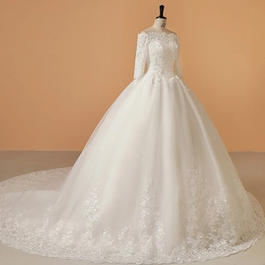 Robe de mariée blanche à épaules dénudées avec manches longues en dentelle et traîne