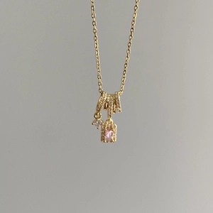 Collier doré élégant avec cercles en zircone et pendentif avec pierre carrée rose