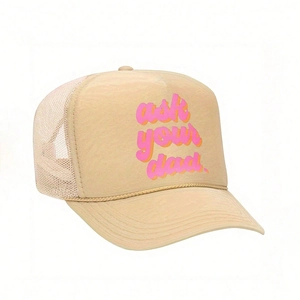 Beigefarbene Trucker-Cap mit ask your dad Aufdruck und atmungsaktivem Mesh im Retro-Stil