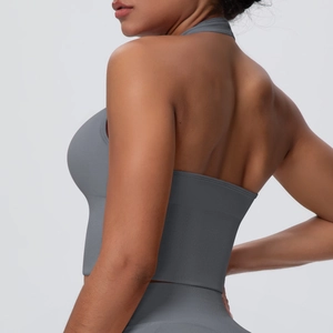 Détail du tissu côtelé sans couture et design dos nu sur une brassière de yoga sport