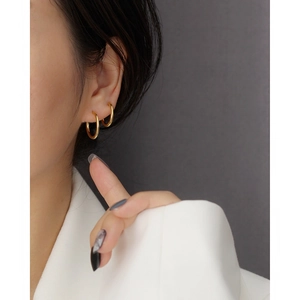 Minimalist gold S925 sterling silver hoop earrings with polished finish on model