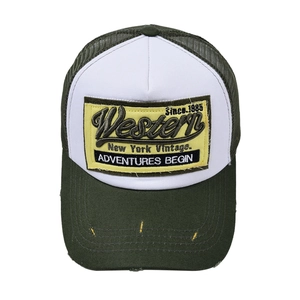 Detailansicht der Western-Stickerei und olivgrünen Mesh-Struktur der Trucker-Mütze