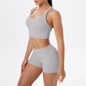 Vue latérale de l'ensemble de yoga gris montrant le haut de sport et le short ajusté