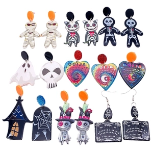 Sortierte Halloween-Ohrringe aus Acryl mit Geist-, Totenkopf- und Mumienmotiven in bunten Farben