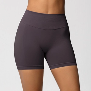 Détail du short de fitness sans couture violet à taille haute et ceinture côtelée