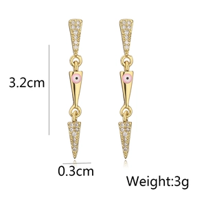 Detail van vergulde evil eye oorbellen met roze steentjes en heldere kristalaccenten