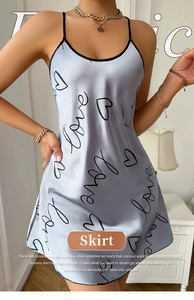 Détail de robe nuisette en satin avec imprimé love et fines bretelles noires