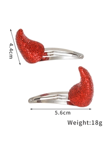Vue détaillée des pinces cornes de diable à paillettes rouges mesurant 4,4cm par 5,6cm