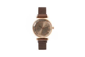 Reloj de cuarzo para mujer en oro rosa con una correa magnética de malla marrón