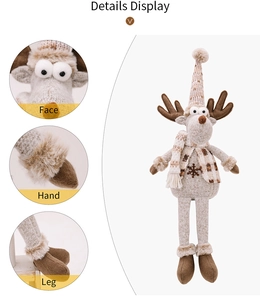 Details zur Weihnachts-Rentierpuppe mit Schneeflockenschal und Stoffstrukturen