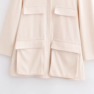 Minimalistische beige PU-Lederjacke mit aufgesetzten Taschen und Kontrastnaht-Details