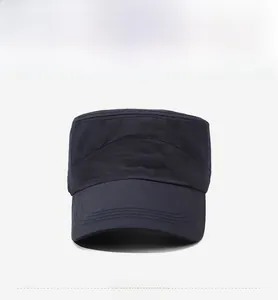Detaillierte Vorderansicht der blauen Flat-Top-Mütze mit Sports-Stickerei aus Canvas