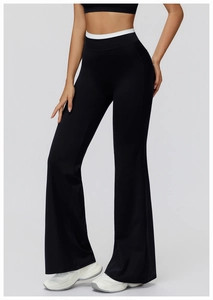 Gros plan du pantalon de yoga évasé taille haute avec bordure contrastée blanche
