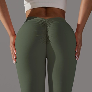 Gros plan sur le legging de yoga vert olive à taille haute avec effet push-up