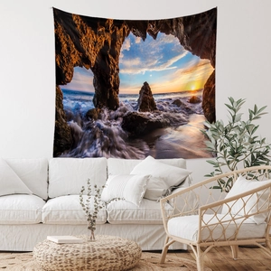 Détail d'une tapisserie bohème avec impression numérique HD d'une grotte marine au coucher du soleil