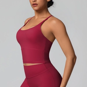 Détail d'un ensemble de yoga bordeaux avec brassière croisée en nylon doux