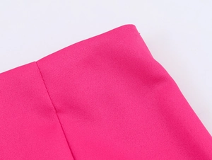 Detaillierte Nahaufnahme der Präzisionsnähte und Taillennähte des rosa Crop-Tops