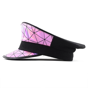 Détail du motif géométrique holographique rose sur un chapeau de fête à toit plat