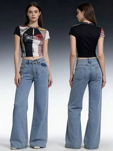Vue avant et arrière du jean taille haute à jambes larges avec crop top imprimé