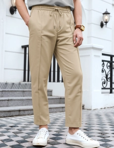 Detailansicht der khakifarbenen Herrenhose mit Kordelzug am Bund und praktischen Taschen