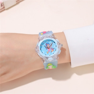 Primo piano dell'orologio al quarzo per bambini con quadrante a sirena e cinturino azzurro