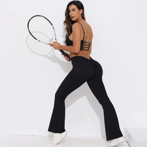 Detail eines Sport-BHs mit Kreuzrücken und ausgestellter High-Waist-Yogahose in Schwarz