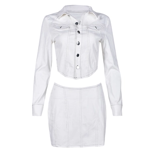 Completo giacca e minigonna in denim bianco con cuciture nere a contrasto e bottoni