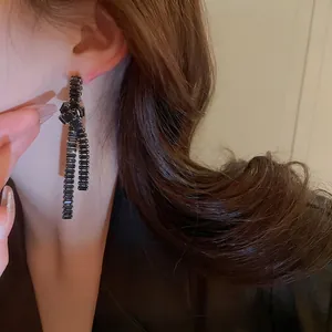 Gothic Zirkon Knoten Ohrringe mit langen schwarzen Quasten und Silbersteckern für Damen