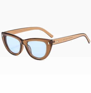 Dettaglio occhiali da sole vintage cat-eye con montatura color tè, lenti blu e specifiche taglia