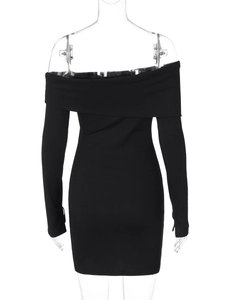Detail der schwarzen Rippenstruktur und des schulterfreien Slim-Fit-Designs am Rücken