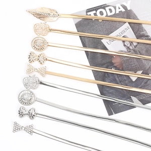 Détail de ceintures à ressort en métal doré et argenté avec boucles ornées de strass