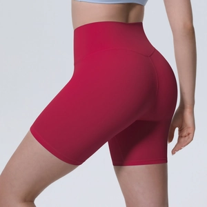 Gros plan d'un short de yoga rouge taille haute avec texture sans couture et effet lift