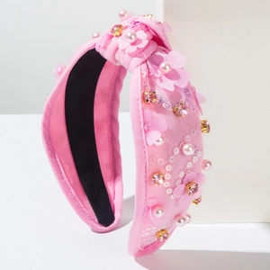 Serre-tête noué rose avec fleurs en dentelle, perles et paillettes sur fond blanc