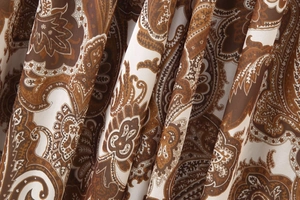 Gros plan détaillé du tissu en mousseline à motif paisley marron au drapé élégant