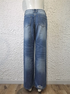 Detailaufnahme des zerfetzten Saums und der blauen Vintage-Waschung dieser Jeanshose