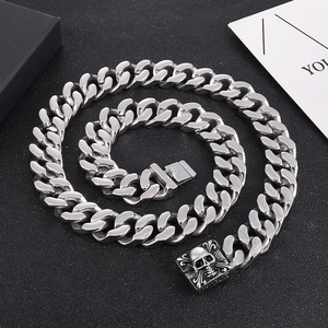 Collier chaîne cubaine argentée pour homme avec pendentif crâne en acier inoxydable poli