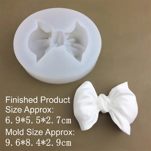 Détail du moule en silicone pour nœud papillon avec échantillon de moulage en résine