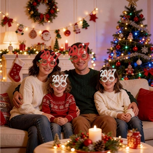 Familie trägt 2027 Glitzer-Partybrillen in einer gemütlichen Weihnachtskulisse