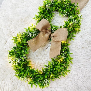 Couronne de Pâques en forme de 8 avec feuilles vertes, nœud et lumières LED