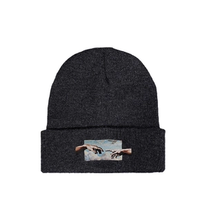 Berretto in maglia grigio antracite con patch artistica di Michelangelo per calore invernale