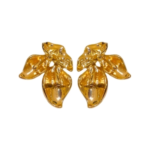 Boucles d'oreilles abstraites en forme de feuille en métal doré poli plissé chic