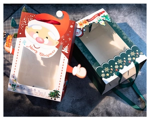 Details der Weihnachtsgeschenktüten mit Seidengriffen und Merry Christmas Aufdruck
