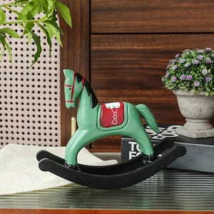 Cheval à bascule vintage en bois vert Morandi avec selle rouge pour décoration de maison