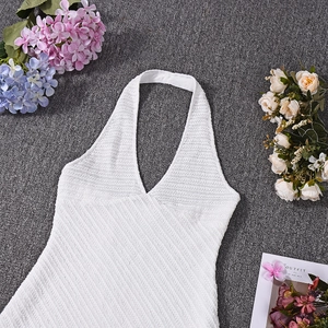 Vue à plat d'un débardeur blanc en maille texturée avec fleurs et carte OUTFIT OF THE DAY