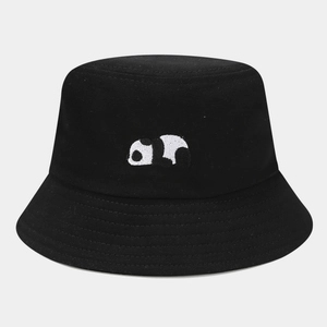 Gros plan sur la broderie panda de qualité sur ce chapeau bob en toile de coton noir