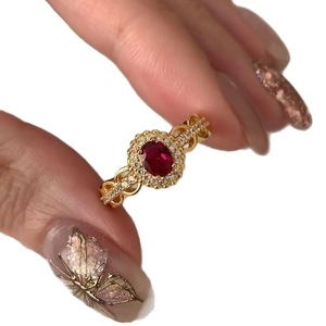 Retro Ring 18k vergoldet mit ovalem rotem Edelstein und Zirkonia-Besatz im Vintage-Stil