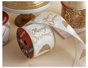 Gros plan sur ruban de Noël blanc avec impression pailletée dorée et motifs de flocons